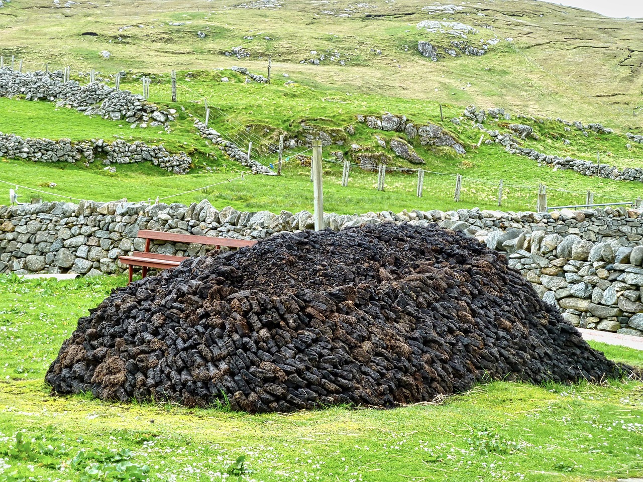peat, peat pile, burning material-6941183.jpg